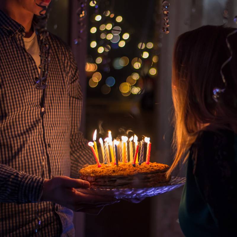 bolo com velas de Aniversário