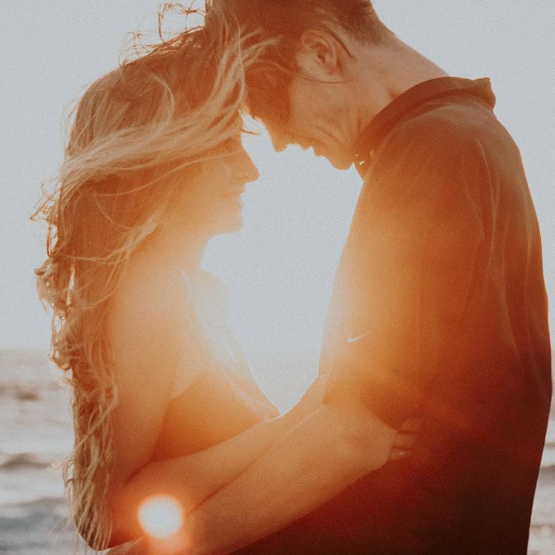 Par på stranden i solnedgången
