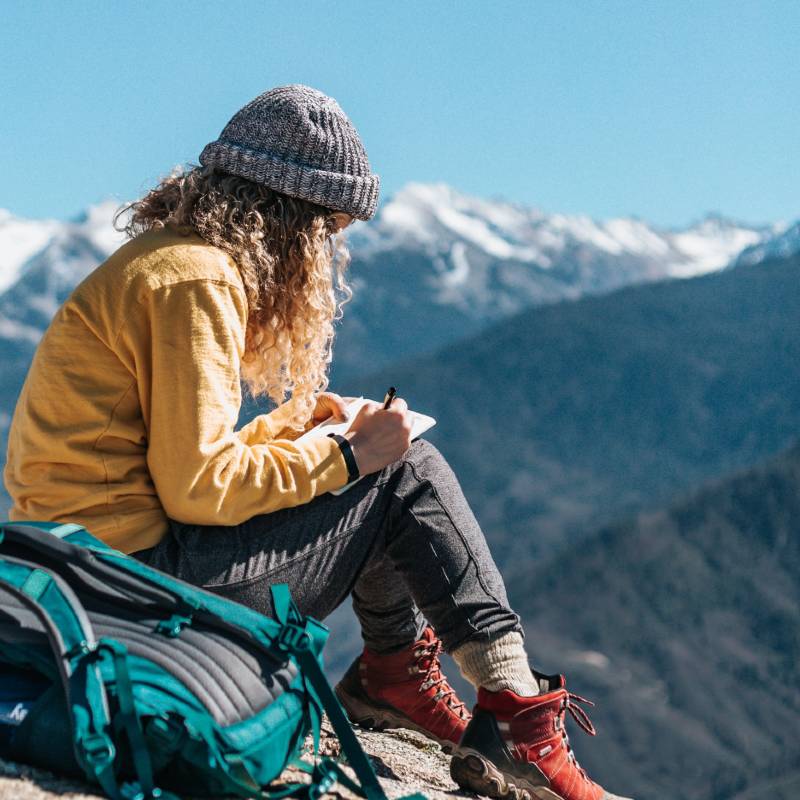 Femme écrivant dans un journal