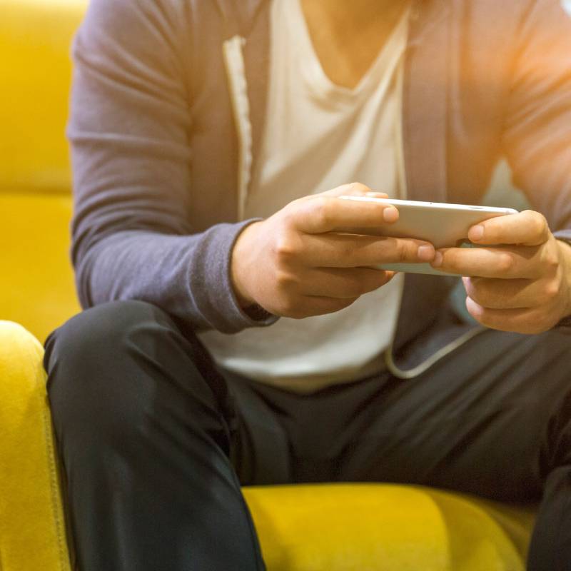 Un homme qui envoie un message au téléphone