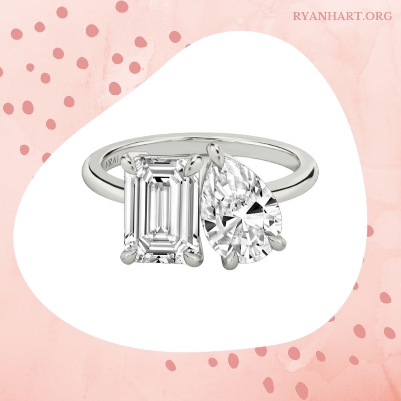 Emerald cut and pear shaped toi et moi ring